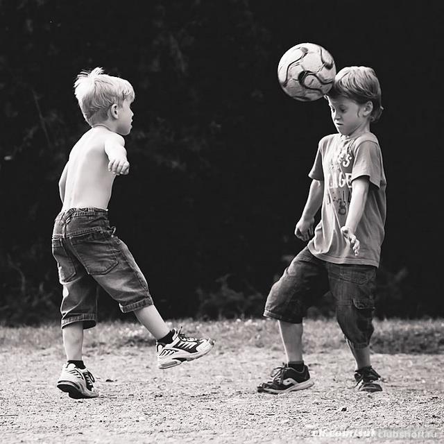 Фото двух мальчишек играющих в футбол